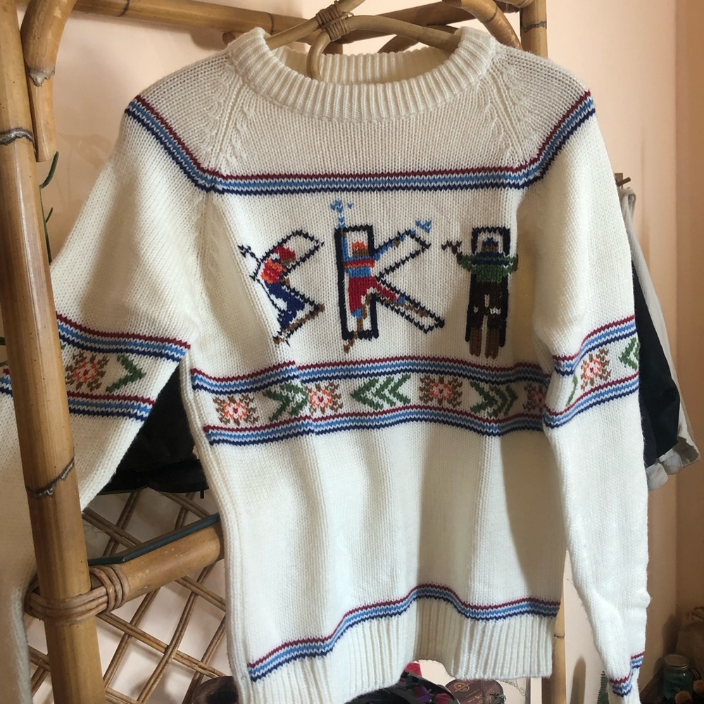 Vintage White Sigallo Ski Sweater with the word “ski” spelled out by humans
